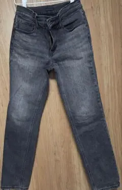 UNIQLO ダークグレー ストレートデニム