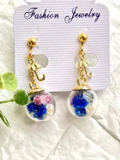 本物の花使用⭐︎雨の日を楽しむ青｜かすみ草と傘チャームのガラスドームイヤリング