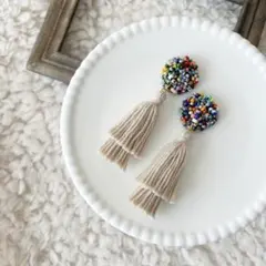 マルチカラー つぶつぶ 2連タッセル ベージュ ビーズ刺繍 ピアス/イヤリング