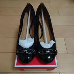 黒エナメルハイヒール・装飾付き