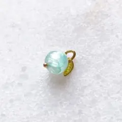 18KGP グリーンフローライトりんご 約8mm 天然石ペンダントトップチャーム