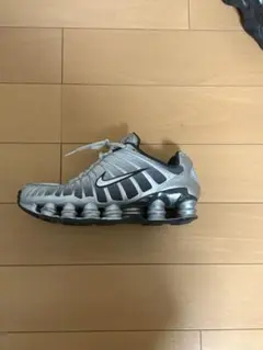 Nike Shox シルバー/ブラック スニーカー