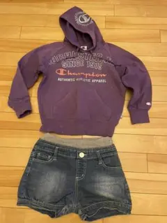 Championのパーカーとデニムショートパンツ