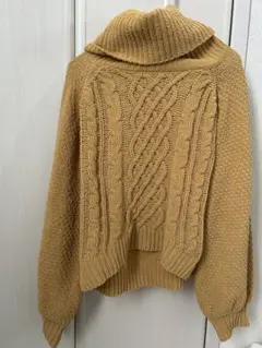 ケーブル編みタートルネックニット