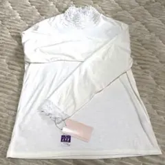 新品タグ付き フリルハイネック 長袖トップス 白 フェミニン M-Lサイズ