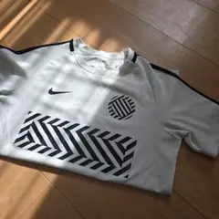 Nike ホワイト Tシャツ160ぐらい　値引き中