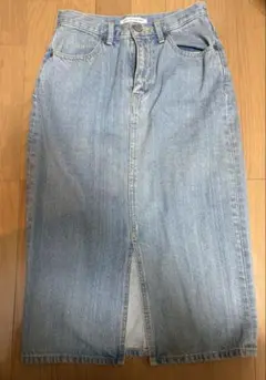 春夏大活躍　AZUL BY MOUSSY デニムタイトスカート Sサイズのサムネイル