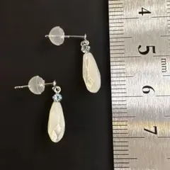 K10WG ブルー、トパーズ白塩貝　ドロップモチーフ 揺れるピアス