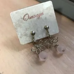 イヤリング　フラワーモチーフ　ピンクビーズ