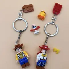 新品トイストーリー レゴ互換 キーホルダーウッディ ジェシー ペアミニフィギュア