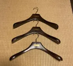 トムフォード　ハンガー　5本セット トムフォード 木製衣類ハンガー 5本セット - メルカリ