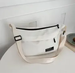 ショルダーバッグ　ホワイト　ナイロン　斜めがけショルダー　軽量