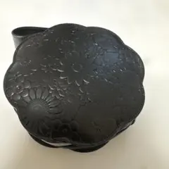 DECORTE ブラック 花柄エンボス ラウンドポーチ