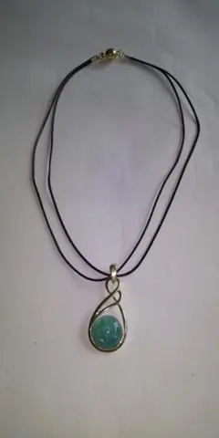 緑色の涙型ペンダントネックレス