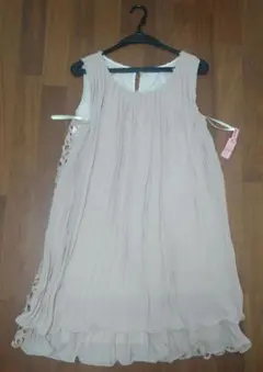 ピンクベージュ ノースリーブドレス レース装飾 11号