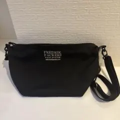 FREDRIK PACKERS ブラック　ショルダーバッグ