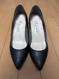 Artemis Diana 黒 ポインテッドトゥパンプス フラワーカット