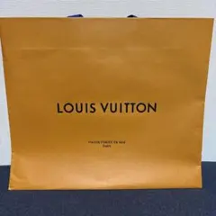 LOUIS VUITTONの紙袋のサムネイル