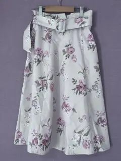 美品★トッコクローゼット★くるみバックルベルト付きフラワープリントフレアスカートのサムネイル