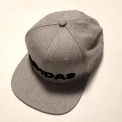 adidas グレー フラット　バイザー　キャップ
