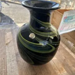 渦巻き模様の黒緑花瓶　ガラス製