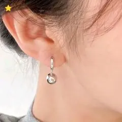 シルバーボール型ピアス　カジュアル　シンプル　スタイリッシュ　球体ピアス
