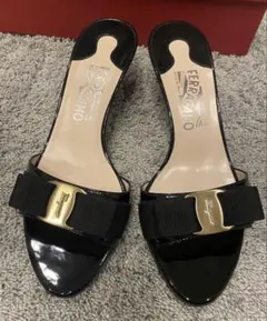 Ferragamo 黒 ミュール エナメル　新品