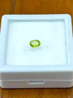 グリーンサファイア0.59ct約7×5mmオーバルカット