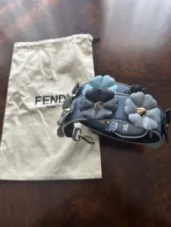値下げ　FENDI フラワーモチーフ レザーストラップ