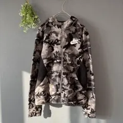 ナイキ［L］大人カジュアル◎あたたか裏起毛◎ロゴ刺繍◎カモフラージュ柄パーカー