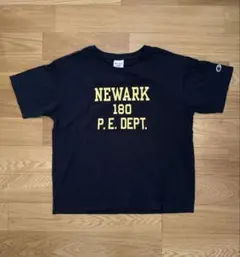 【Champion】NEWARK P.E. DEPT. Tシャツのサムネイル