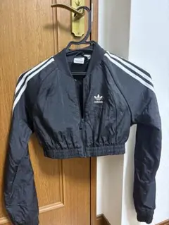 adidas クロップドジャケット XS ブラック　ショート丈