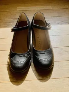 ストラップ付き黒パンプス 中ヒール