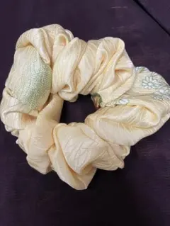 淡い黄色の花柄シルクシュシュ