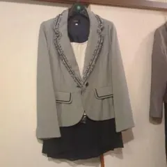 フリル付きグレーのスカートスーツ 11号