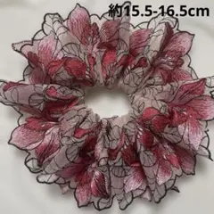 ハンドメイド ♡シュシュ フリル 薄いピンクに2色の大きな花の刺しゅう入チュール