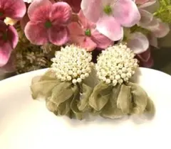 花形パールピアス　 アイボリー×オリーブグリーン