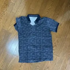 グレーとネイビーの柄入りポロシャツ