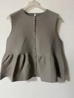 【新品】cocaグレージュ Mサイズ ボタン付きベスト