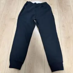 黒いジッパーポケット付きパンツ