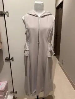 フード付きベージュジレ