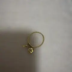 ハート 鍵 チャーム付き ビーズ リング ゴールド　韓国アクセ