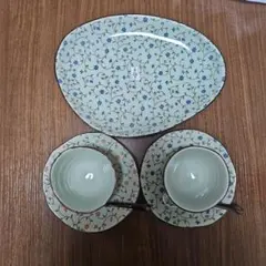 有田焼　大皿1枚&カップ＆ソーサー2セット　青い小花柄が特徴、手書き