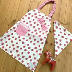 着脱簡単！ 子供エプロン 120 〜 130 三角巾セット☆ いちご柄♡