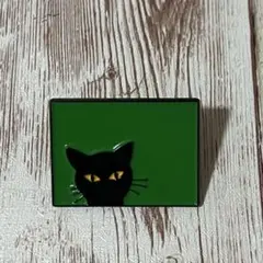覗く黒猫のピンブローチ　ピンバッジ　C