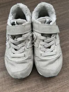 キッズ　New Balance グレー スニーカー マジックテープ　ふわもこ