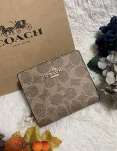 島*よ様 新品 COACHコーチ 二つ折り財布 ベージュ - メルカリ
