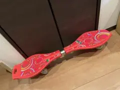 赤いスケートボード 円形模様