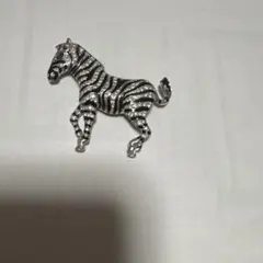 ゼブラ模様の馬のブローチ