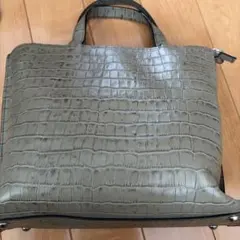 クロコダイル風ショルダーバッグ グレーアンドレアロッシ